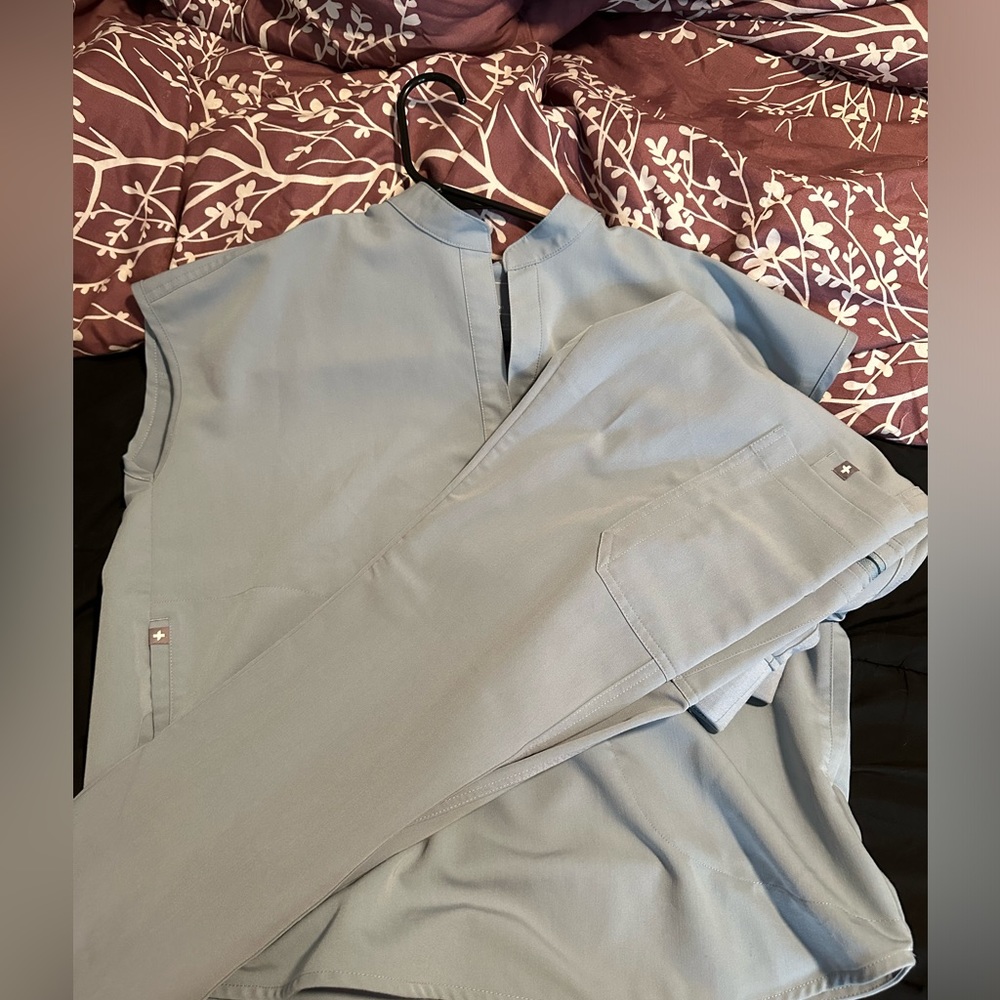 Figs set cement blue (xs/m) Rafaela XS top, Yola high waisted pants M